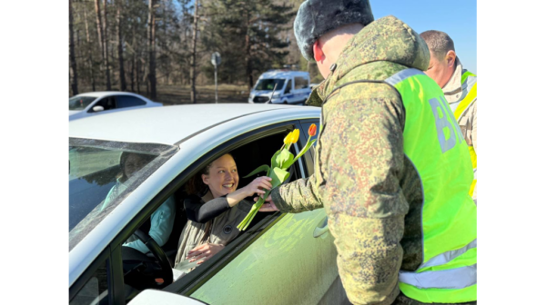 Для брянских женщин автоинспекторы устроили акцию «Цветы для автоледи»