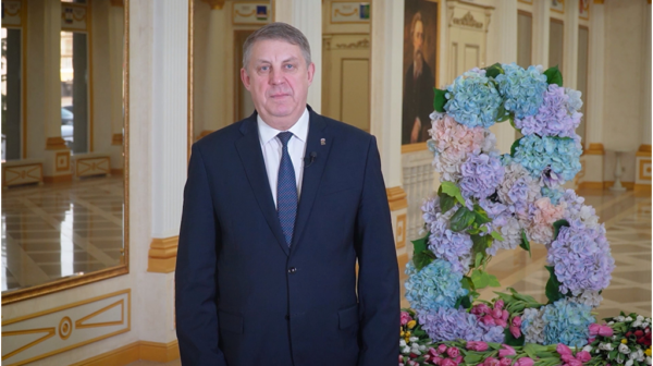 Губернатор Александр Богомаз поздравил брянских женщин с Международным женским днем