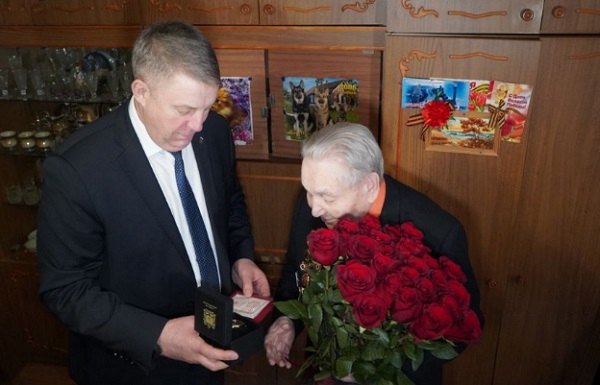 Глава Брянщины Александр Богомаз вручил ветерану Михаилу Заболотскому медаль в честь 80-летия Победы