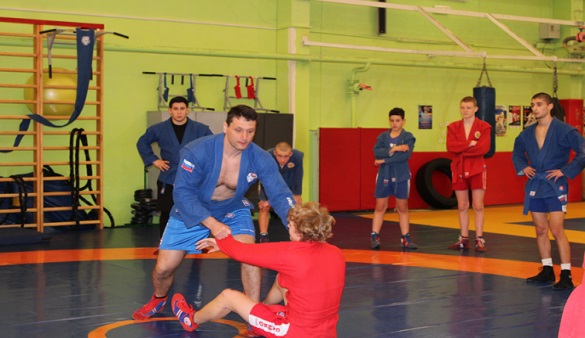 В Стародубе Брянской области Артем Осипенко дал мастер-класс для юных самбистов