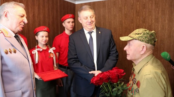 Глава Брянщины Александр Богомаз вручил юбилейную медаль ветерану Василию Копылову