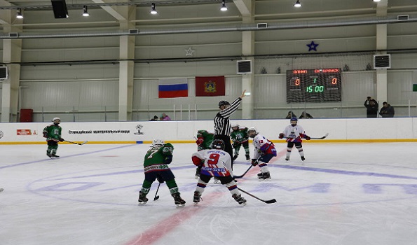 В Ледовом дворце Стародуба Брянской области прошел товарищеский хоккейный матч