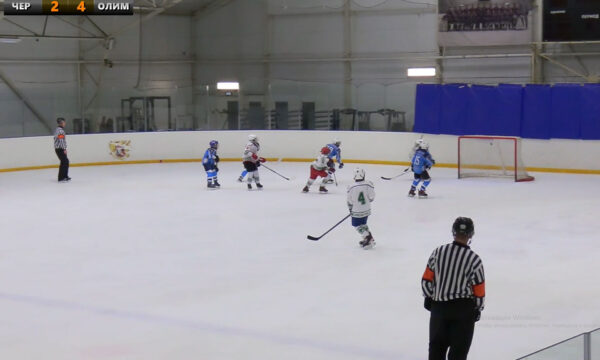 Юные хоккеисты «Олимпа» из брянского Стародуба одержали победу над командой «Черноморец» из Севастополя на всероссийских соревнованиях «Золотая шайба»