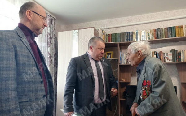 Ветеранам брянского Новозыбкова вручают юбилейную медаль в честь 80-летия Великой Победы 