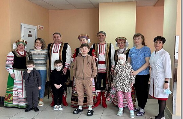 Мам и подопечных брянского благотворительного фонда «Ванечка» поздравили стародубские артисты 