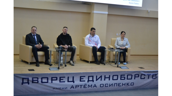 Известные брянские спортсмены Артем Осипенко и Виталий Фридзон провели встречу со школьниками