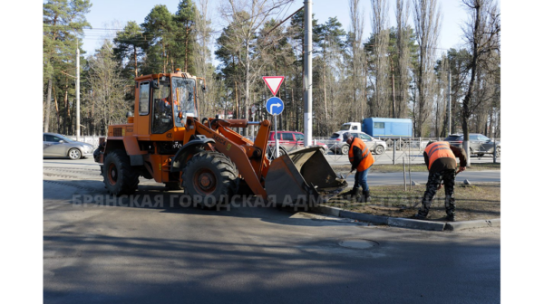 В Брянске на уборку улиц после зимы вышли 80 человек и свыше 70 единиц коммунальной техники