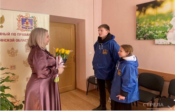 В Брянской области волонтеры поздравили женщин особенных профессий