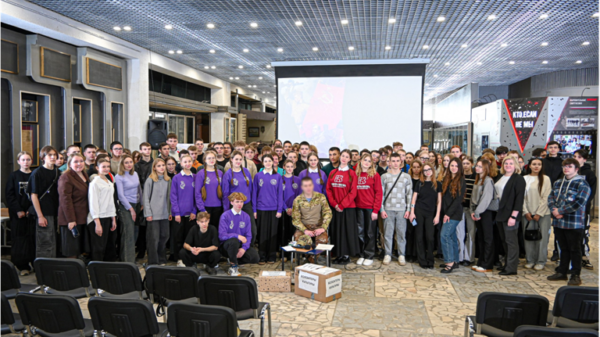 Брянские студенты пообщались с бойцом спецоперации Денисом Сизовым