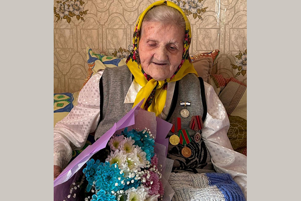 В брянской Клетне поздравления с вековым юбилеем принимала труженица тыла, ветеран труда Мария Капустина