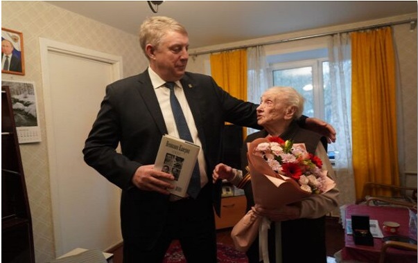 Глава Брянщины Александр Богомаз вручил партизанке Нине Евсеевой юбилейную медаль  к 80 -летию Великой  Победы  