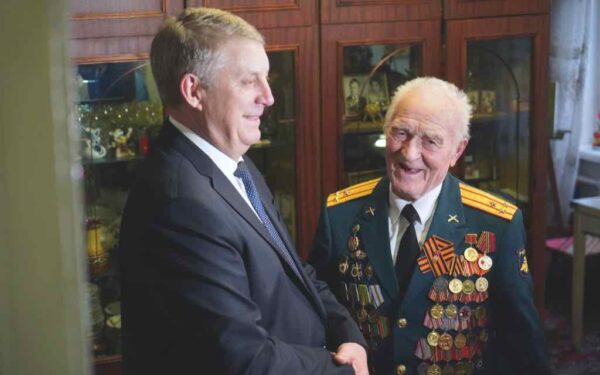 Глава Брянщины Александр Богомаз вручил юбилейную медаль к 80-летию Великой Победы ветерану-артиллеристу Николаю Редикульцеву