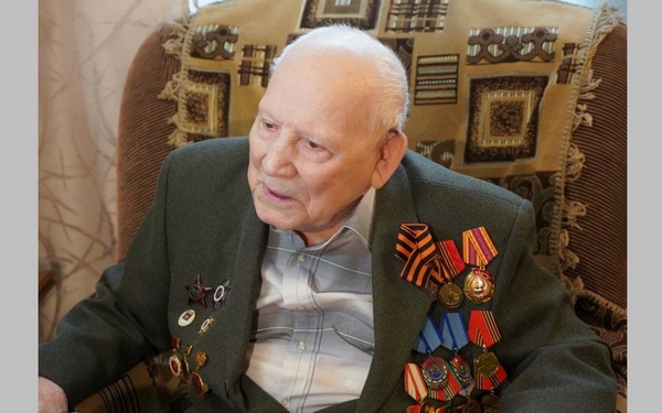 Глава региона Богомаз вручил медаль к 80-летию Великой Победы Почетному гражданину Брянска Александру Мельникову