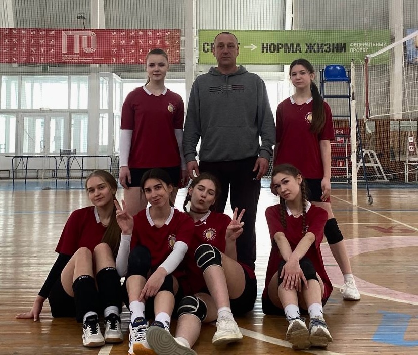 В брянской Красной Горе прошли  соревнования по волейболу среди команд общеобразовательных учреждений