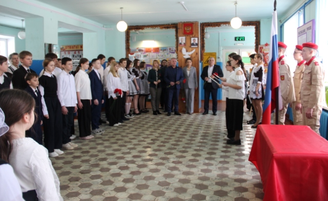 В Перелазской школе брянской Красногорщины прошла торжественная церемония открытия «Парты Героя»