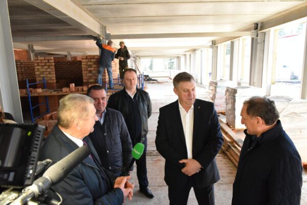 Глава Брянщины Богомаз проинспектировал стройки спортивно-оздоровительных комплексов с бассейнами