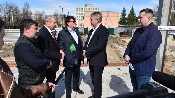 Брянский губернатор Александр Богомаз оценил ход строительства ФОКа в Карачеве