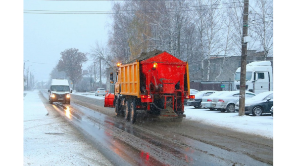 За минувшую ночь на улицы Брянска высыпали 280 кубометров песко-соляной смеси