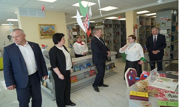 Глава Брянщины Александр Богомаз посетил отремонтированную библиотеку в Сураже