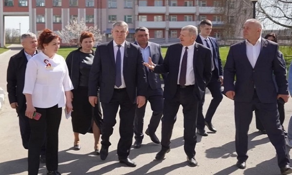 Глава брянского региона Александр Богомаз проинспектировал строящиеся соцобъекты Почепа, Мглина и Суража