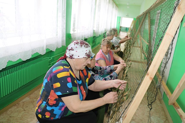 Волонтеры из брянского Меленска изготавливают масксети для военнослужащих