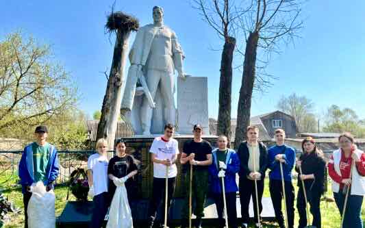 В Карачевском районе брянского региона студенты-волонтеры привели в порядок воинские мемориалы