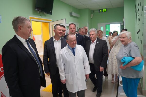 Губернатор Брянщины Александр Богомаз посетил реабилитационный центр в Юдиново