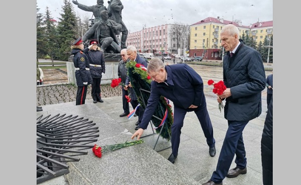 Глава Брянщины Александр Богомаз и почетные гости церемонии награждения премией «Возвращение в жизнь» почтили память Героев Отечества