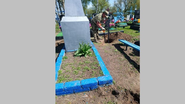 Бойцы брянского «БАРСа» приводят в порядок памятники и воинские захоронения