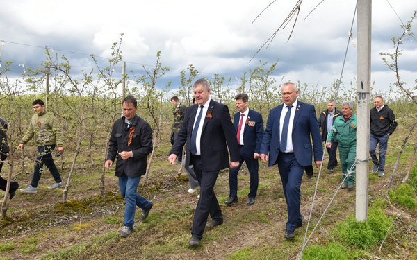 Глава брянского региона Александр Богомаз принял участие в патриотической акции «Сад памяти»