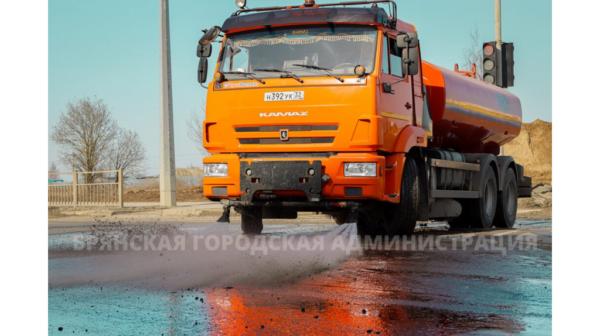 На улицах Брянска после зимы наводят порядок круглосуточно