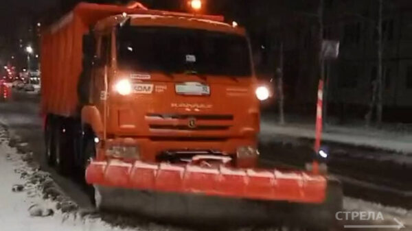 В Брянске спецтехника вышла на очистку дорог