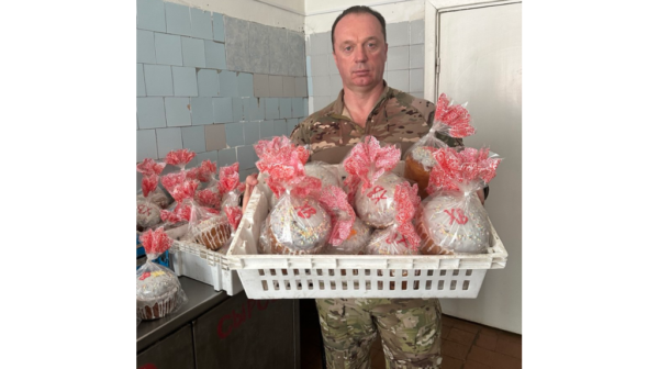 Командир добровольческого формирования «БАРС-Брянск» Сергей Антошин передал пасхальные куличи бойцам отряда