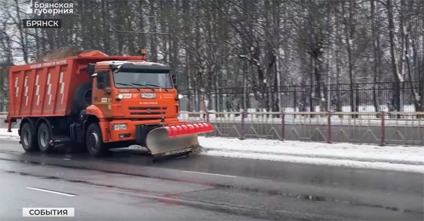 Из-за капризов погоды брянские дорожники сменили летнее оснащение техники на зимнее