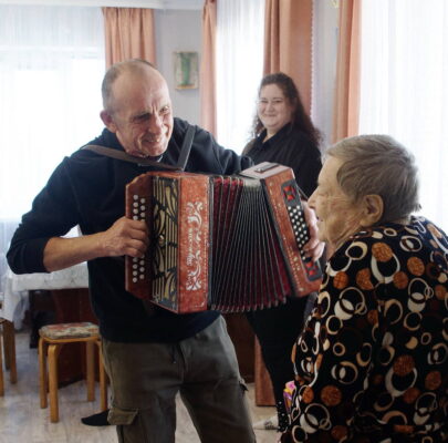Под мелодию «Катюши» вручили медали ветеранам в Климовском районе Брянщины