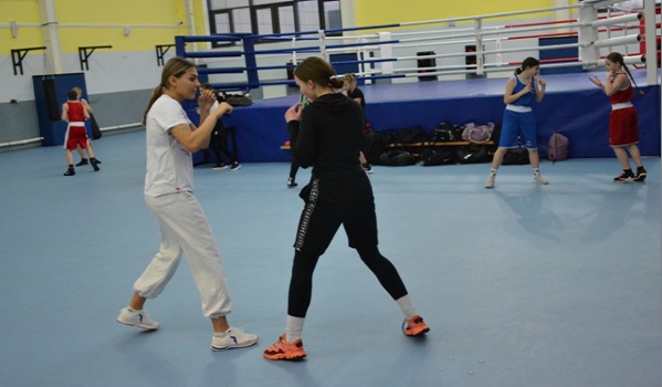 В Брянске призер чемпионата мира Елена Бабичева провела тренировку с юными боксерами