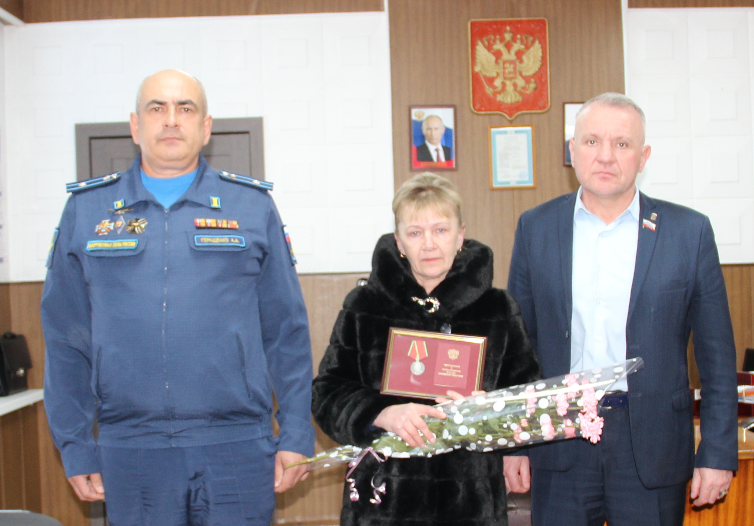 В Красногорском районе Брянщины матери участника СВО вручили награду её сына