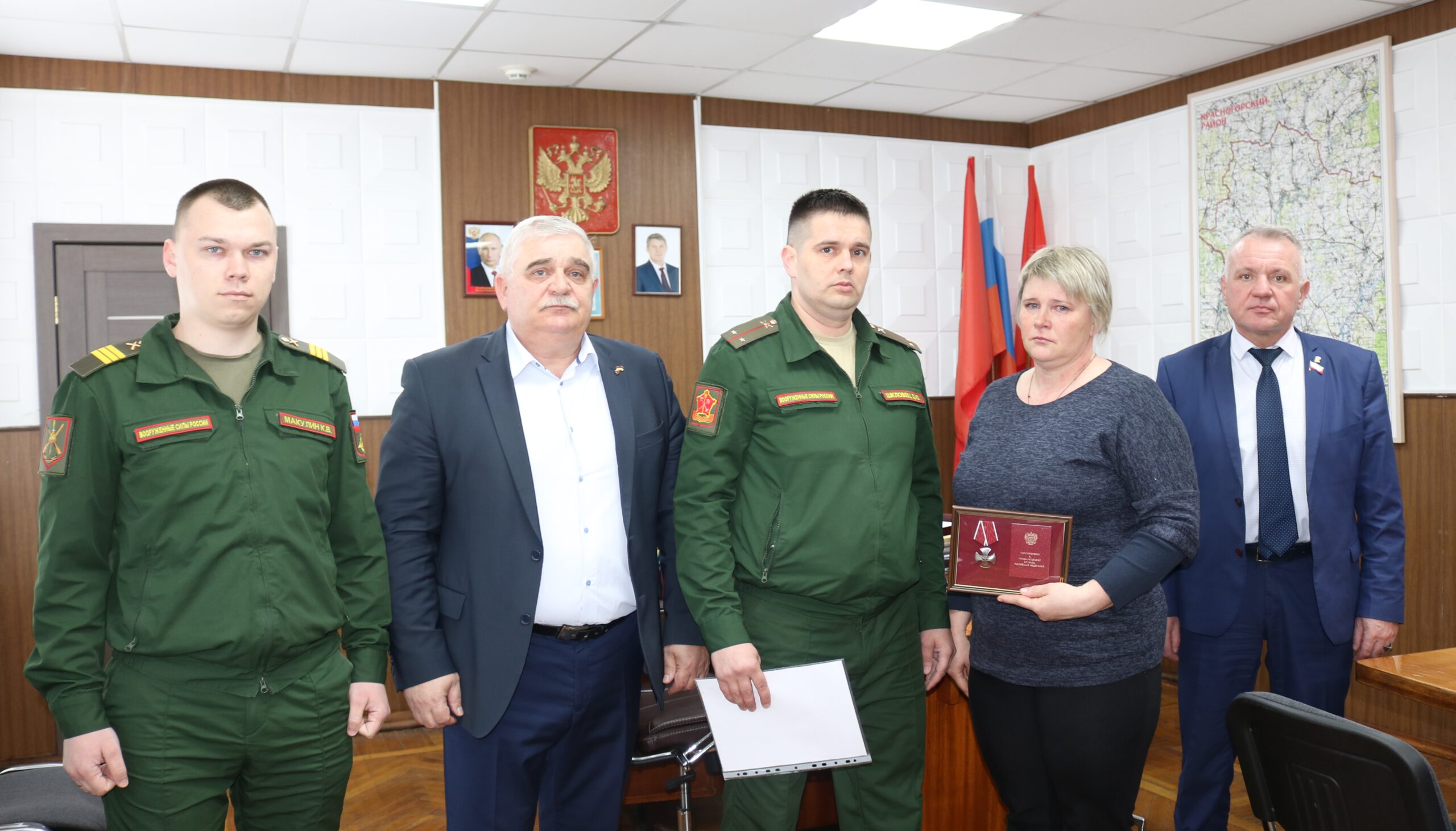 Матери Евгения Чуева из Красногорского района Брянщины вручили орден Мужества её сына