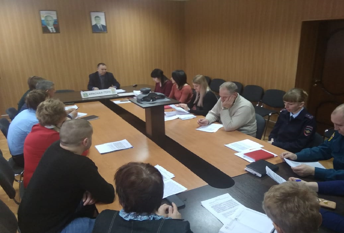 В брянской Красной Горе состоялся круглый стол «Трудовое лето-2025»