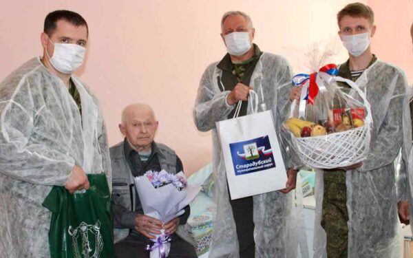 В Стародубе брянского региона ветерана поздравили с 99-летием