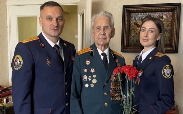 Брянские следователи побывали в гостях ветерана Бориса Шапошникова