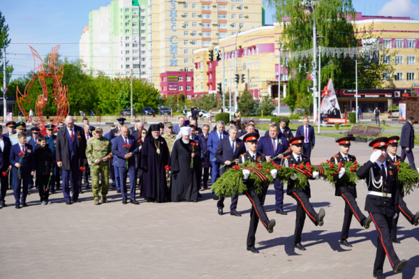 В Брянске в День Победы состоялось торжественное возложение цветов к стеле «Город воинской славы»