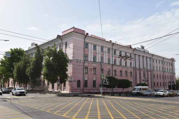 Глава Брянщины Александр Богомаз провел планерку на ремонтируемом здании филиала Сеченовского медуниверситета