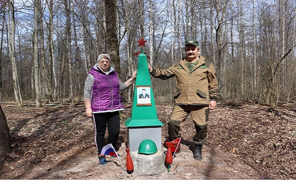 В Суземском районе Брянщины инспектор по охране леса установил памятник на месте стоянки партизанского отряда