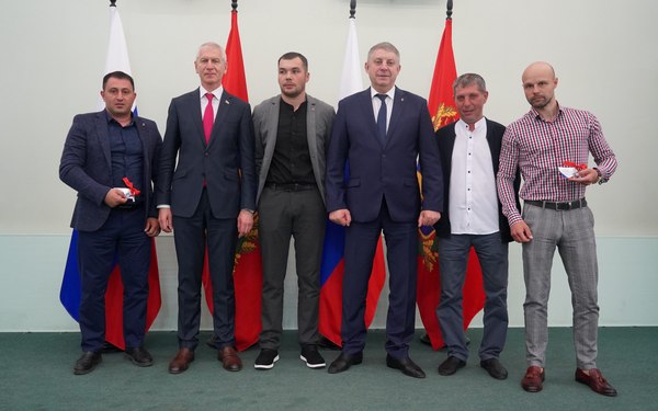 В правительстве брянского региона тренерам вручили награды и ключи от четырех квартир