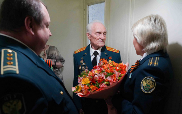 В Брянске с 80-летием Великой Победы поздравили ветерана Николая Редикульцева