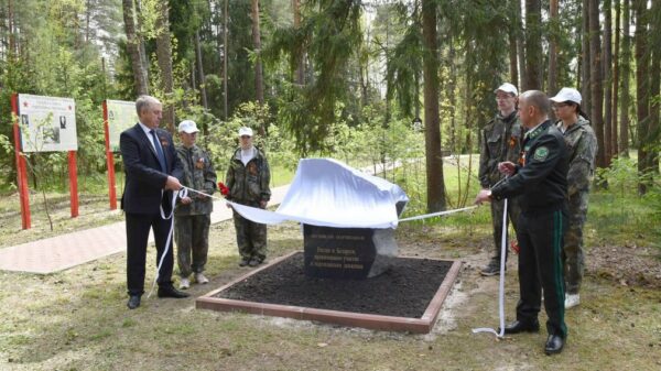 На Брянщине открыли памятный знак лесникам-партизанам России и Беларуси