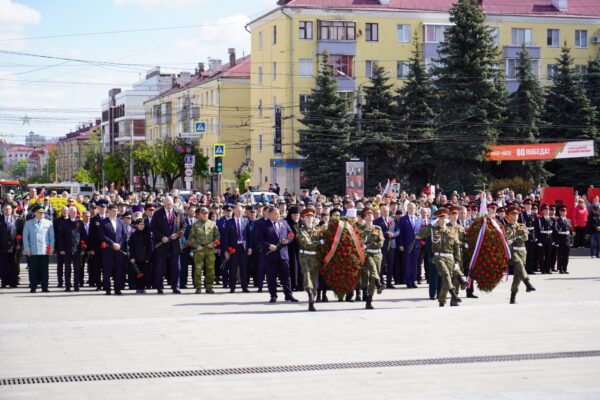 В Брянске в День Победы на площади Партизан возложили цветы к Вечному огню