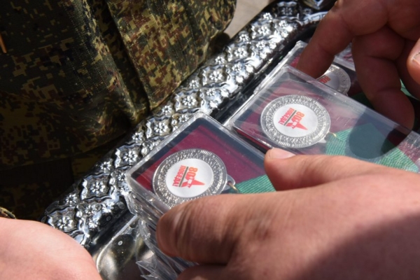 В Брянске участникам парада в честь 80 -летия Великой Победы вручили памятные медали