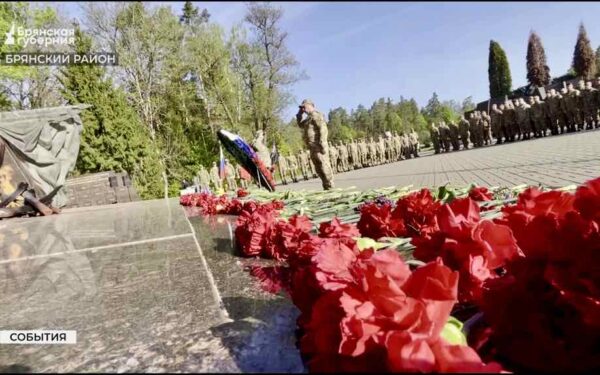 Бойцы «БАРС-Брянск» и командир отряда Сергей Антошин почтили память Героев в День Победы